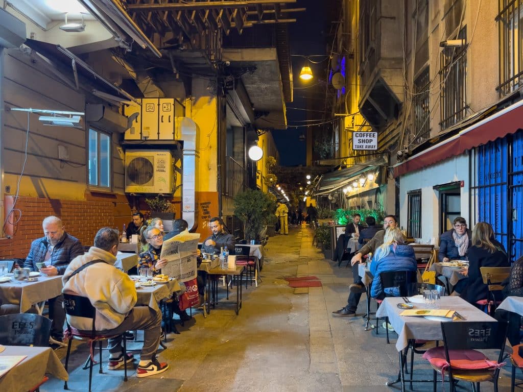 Rues du quartier Beyoglu à Istanbul la nuit