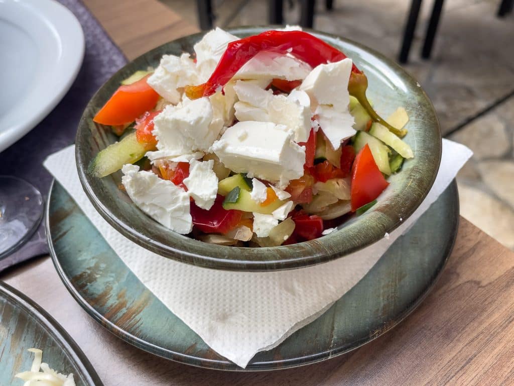 Salade shopska des Balkans