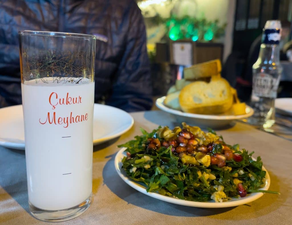 Verre de raki et salade du Çukur Meyhane - Culinary Backstreets